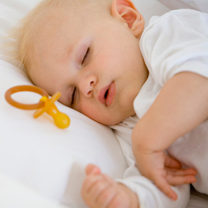 Le sommeil de bébé est une étape cruciale pour leur développement et leur santé globale. Les bébés ont besoin de beaucoup de sommeil pour se développer correctement et être en forme. Le sommeil des bébés se divise en plusieurs cycles qui sont importants pour leur développement et leur santé. Pendant le sommeil, le cerveau de bébé se développe et se forme, ce qui peut influencer les capacités cognitives, émotionnelles et moteurs plus tard dans la vie. Il est important de créer un environnement de sommeil sécurisant et confortable pour les bébés, en veillant à ce qu'ils ne soient pas réveillés par des bruits inattendus ou des perturbations. Les bébés peuvent également avoir besoin de soutien pour apprendre à s'endormir et à rester endormis, en utilisant des techniques telles que la mélodie apaisante ou la berceuse. Il est important de respecter les besoins de sommeil de bébé et de leur fournir un environnement sûr et confortable pour un sommeil de qualité.