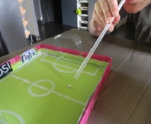 mini terrain de foot à jouer avec une paille