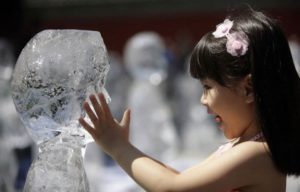 sculpter dans de la glace