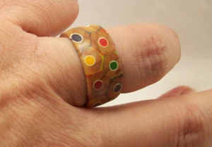 bague fabriquée avec crayons de papier