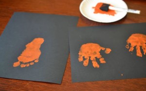 empreinte pied main peinture