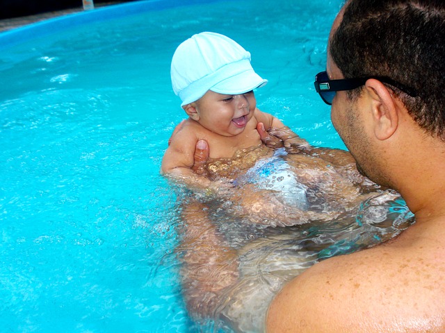 papa et bébé dans une piscine