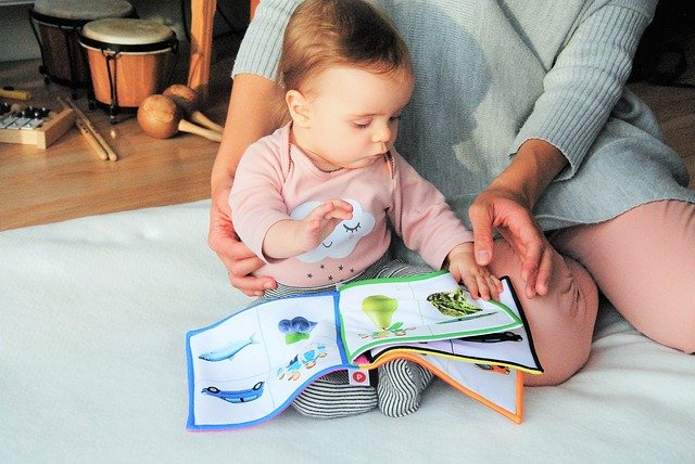 bébé lit un livre