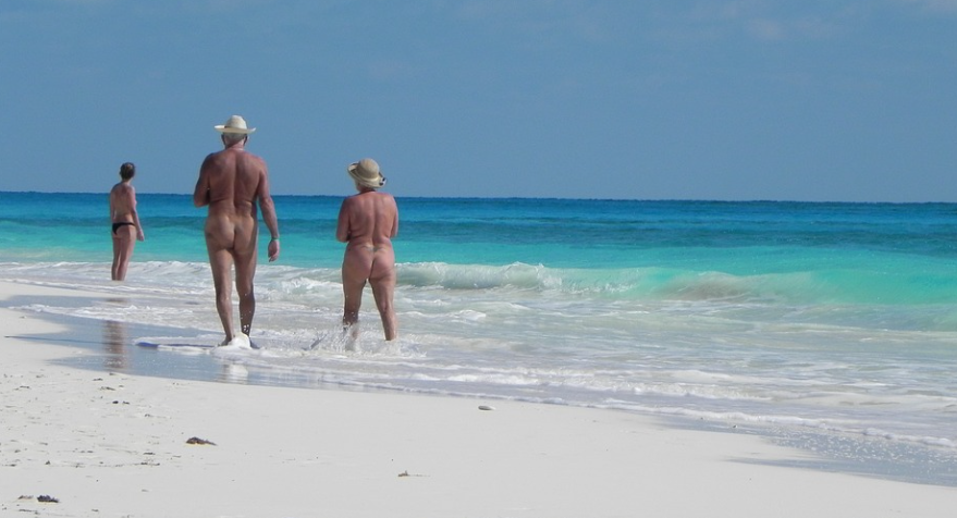 photo famille de nudiste sur la plage