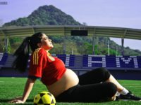 femme enceinte qui joue au football
