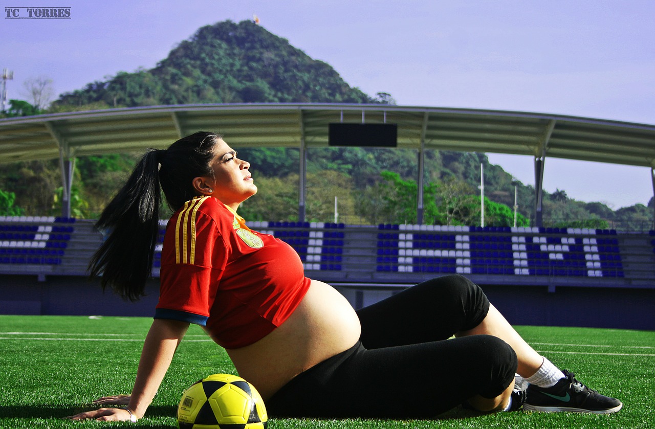 femme enceinte qui joue au football