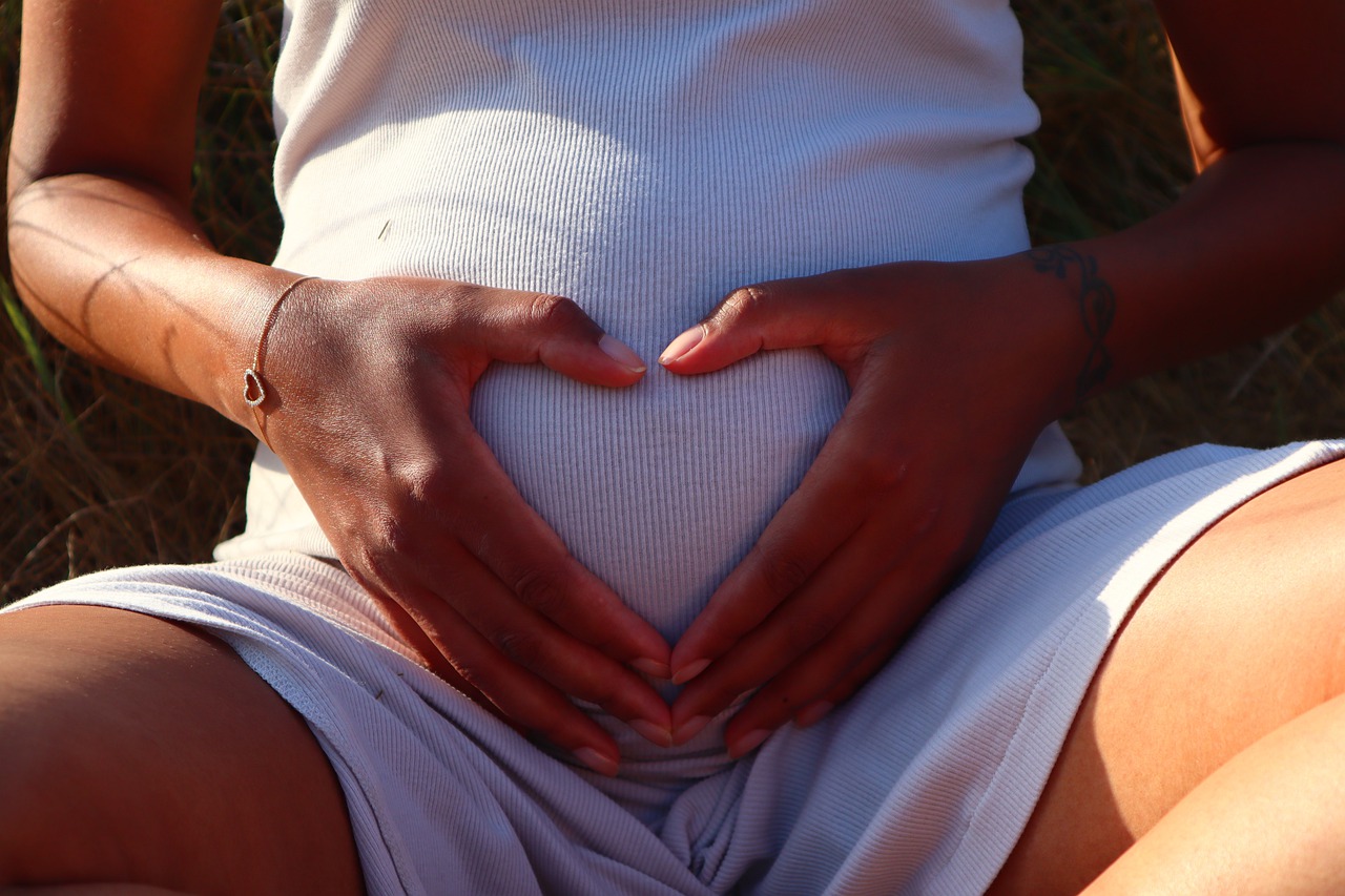 femme enceinte main en coeur sur son ventre