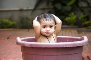 bébé qui prend un bain