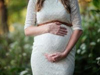 photo d'une femme enceinte en robe blanche