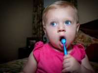 bébé se brosse les dents