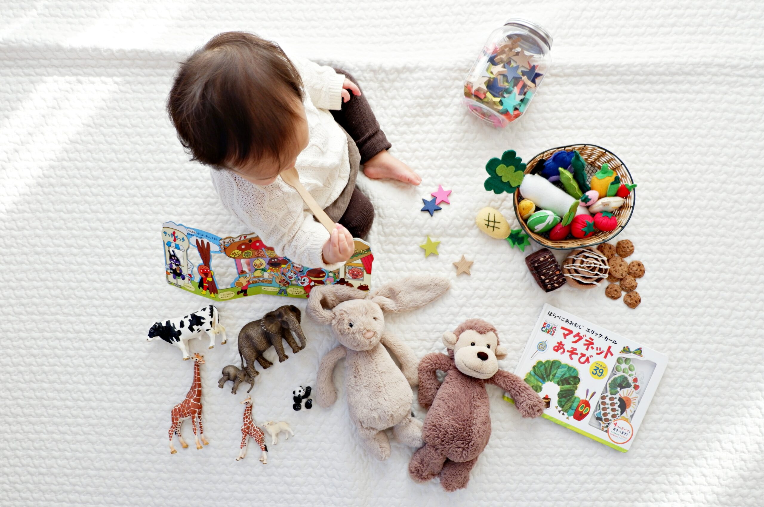 bébé qui joue avec des jouets d'imitation