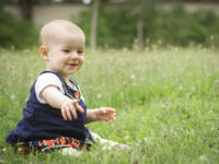 bébé de 19 mois dans l'herbe