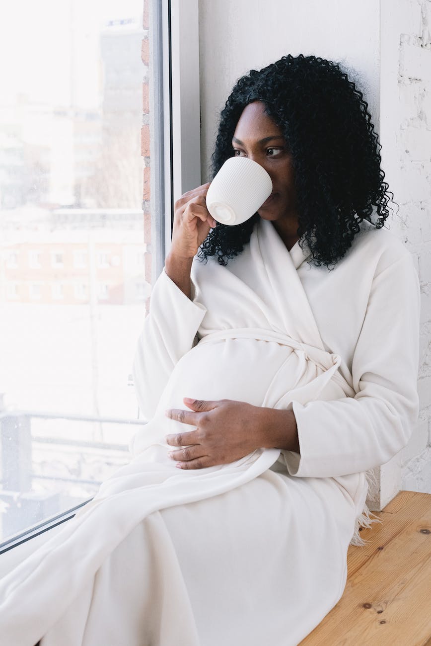 femme enceinte qui boit du thé